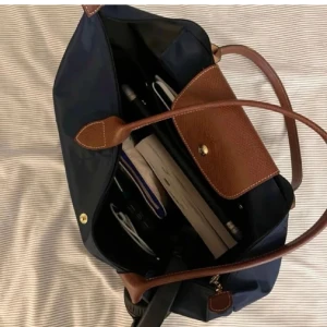 Väska - Säljer min väska från Longchamp då den inte kommer till användning! 