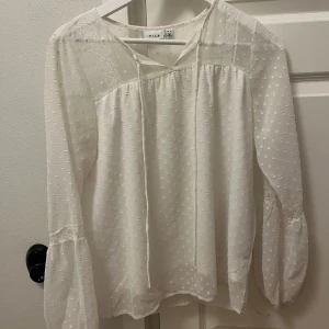 Vila blus - Vit blus från vila i jättebra skick - Storlek 34/Xs💕