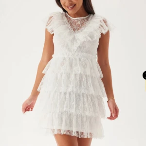 Vit spetsklänning med volanger - säljer nu denna fina studentkläning som jag hade på min student, använd en gång och eftersom jag inte kommer använda den något mer så säljer jag den! Köpte för 899 nypris❣️skriv privat om ni vill ha mer bilder på den! 