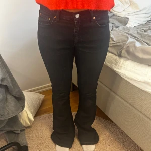Svarta bootcut jeans med lågmidja - Snygga svarta bootcut jeans, lågmidjade från Gina! Hon på bilden är 160 cm och byxorna är väldigt långa på henne. De går ner till marken på mig som är 173. Storlek 38!🩷