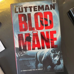 Blodmåne - En internationell thriller om illegal handel med noshörningshorn, smuggellikarteller och korrupta diplomater. Spännande och actionfylld berättelse som tar dig från Kolmården till den sydafrikanska vildmarken. Perfekt för dig som gillar nervkittlande äventyr och aktuella teman.