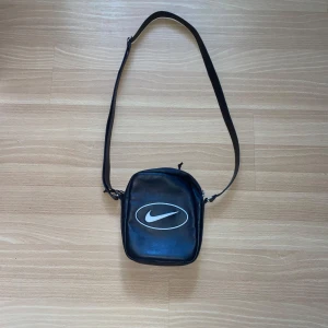Supreme X Nike Shoulder bag - Hej! Säljer en supreme väska som är collab med Nike , helt ny endast testad!