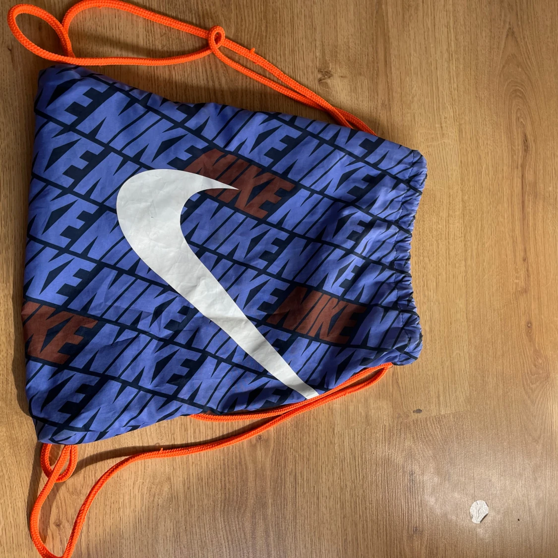 Nike blå gympåse med orange snören