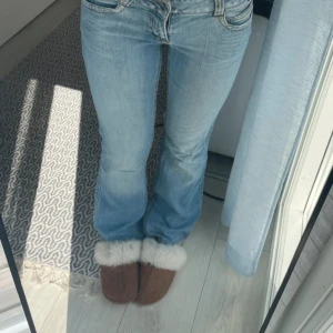 lågmidjade bootcut jeans - Jätte fina ljusblå lågmidjade bootcut jeans 38cm midja, 79 innerben 