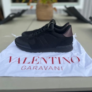 Valentino Rockrunners - | Valentino Rockrunners | Storlek 43 |                        | Dustbag Medföljer | Nypris runt 6k mitt pris 2999