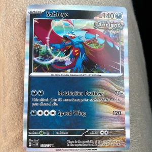Sableye - Coolt Pokémonkort med Sableye, perfekt för samlare och fans! Kortet har snyggt holografiskt motiv och är från 2024. Passar dig som gillar spänning, strategi och att bygga din egen Pokémon-lek. Ett måste för unga och unga vuxna som älskar Pokémonvärlden!