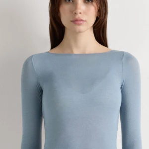 Intimissimi tröja - Supersnygg ljusblå långärmad topp med rund halsringning. Sitter tight och är gjord i ett mjukt, stretchigt material som känns skönt mot huden. Perfekt att styla med jeans eller kjol för en clean look.
