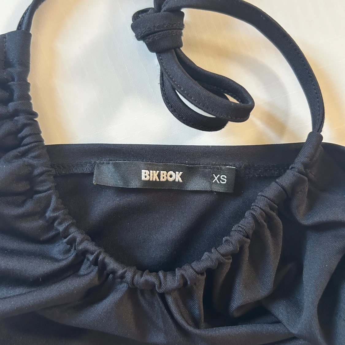 Svart halterneck topp från BikBok - 1