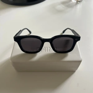 CHIMI 02 Core 2024 Black (nyskick) - I princip helt nya snygga solglasögon från CHIMI.  Jag säljer dem då jag har ett annat par solglasögon jag har använt istället och därav inser att jag inte behöver dessa. De är använda typ 2 gånger och har därför inga tecken på användning som märken eller likande.  Jag hoppas att någon annan finner glädje i dessa solglasögon till ett bra pris :)  Inköpt: 14 juni Orginalpris: 1400kr   (Det är bara att fråga så kan jag skicka fler bilder)