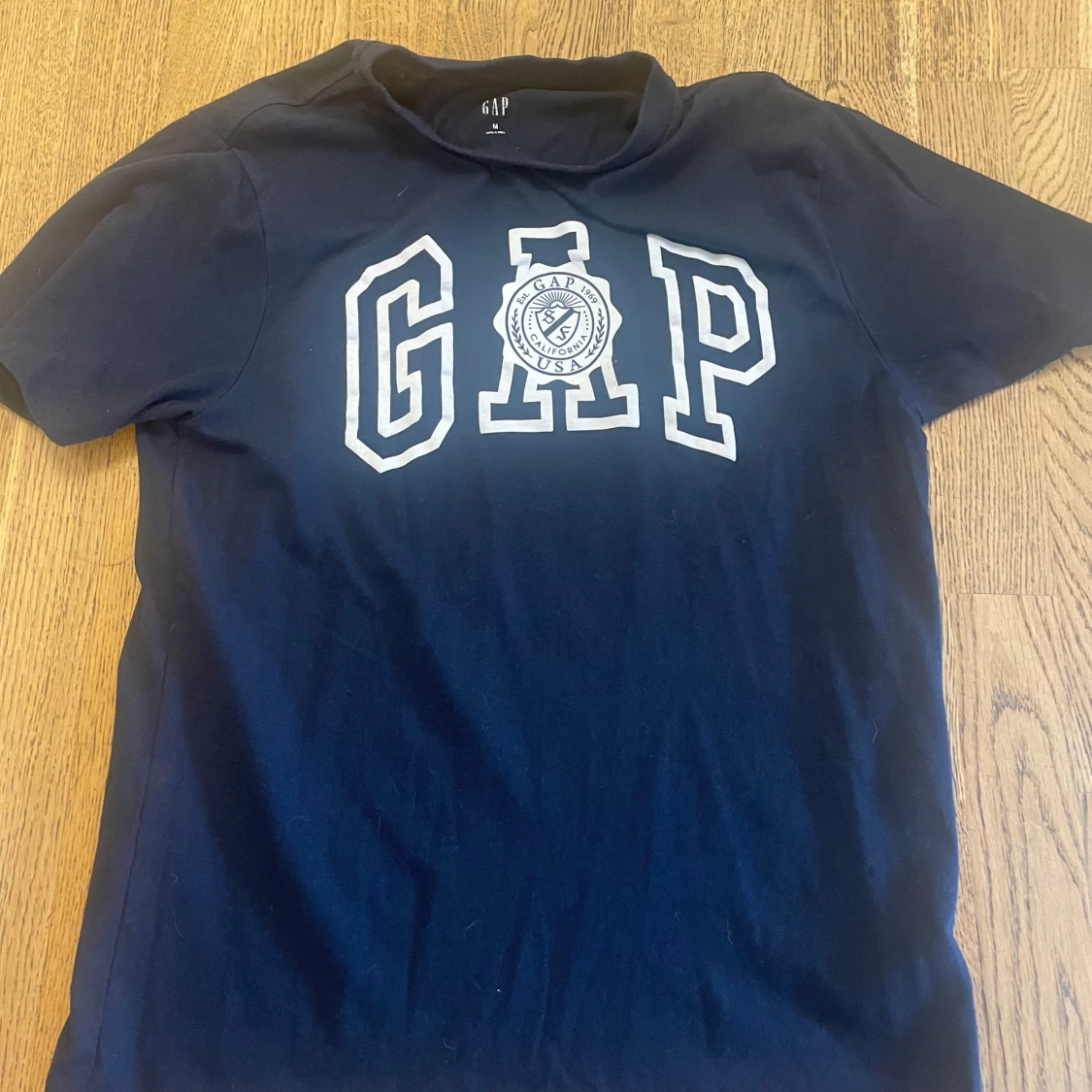 Mörkblå GAP t-shirt med tryck