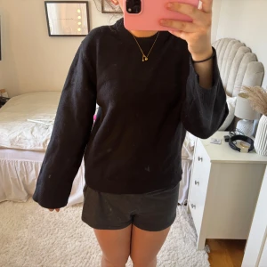 Svart stickad tröja med lång ärm - En svart stickad tröja. Perfekt till hösten