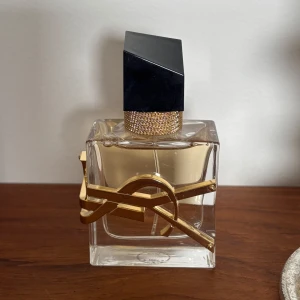 YSL Libre parfym 30ml - Köpt för 2 månader sen, bara använd 2 sprut för o testa 💛köpbevis kan skickas 