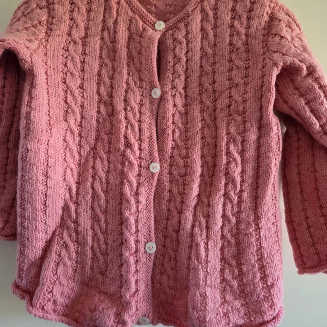 Rosa stickad kofta med knappar - 1