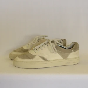 Jacob Cohën sneakers  - JACOB COHËN DREAMER SNEAKERS  Storlek : 41  Passform : Passar 42  Användning : Skorna är tydligt använda och förekommer små defekter här och var - se bilder  Nypris : Cirka 5000SEK