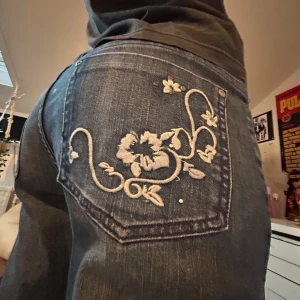y2k jeans med fina detaljer - superfina baggy/straight jeans med broderade detaljer.