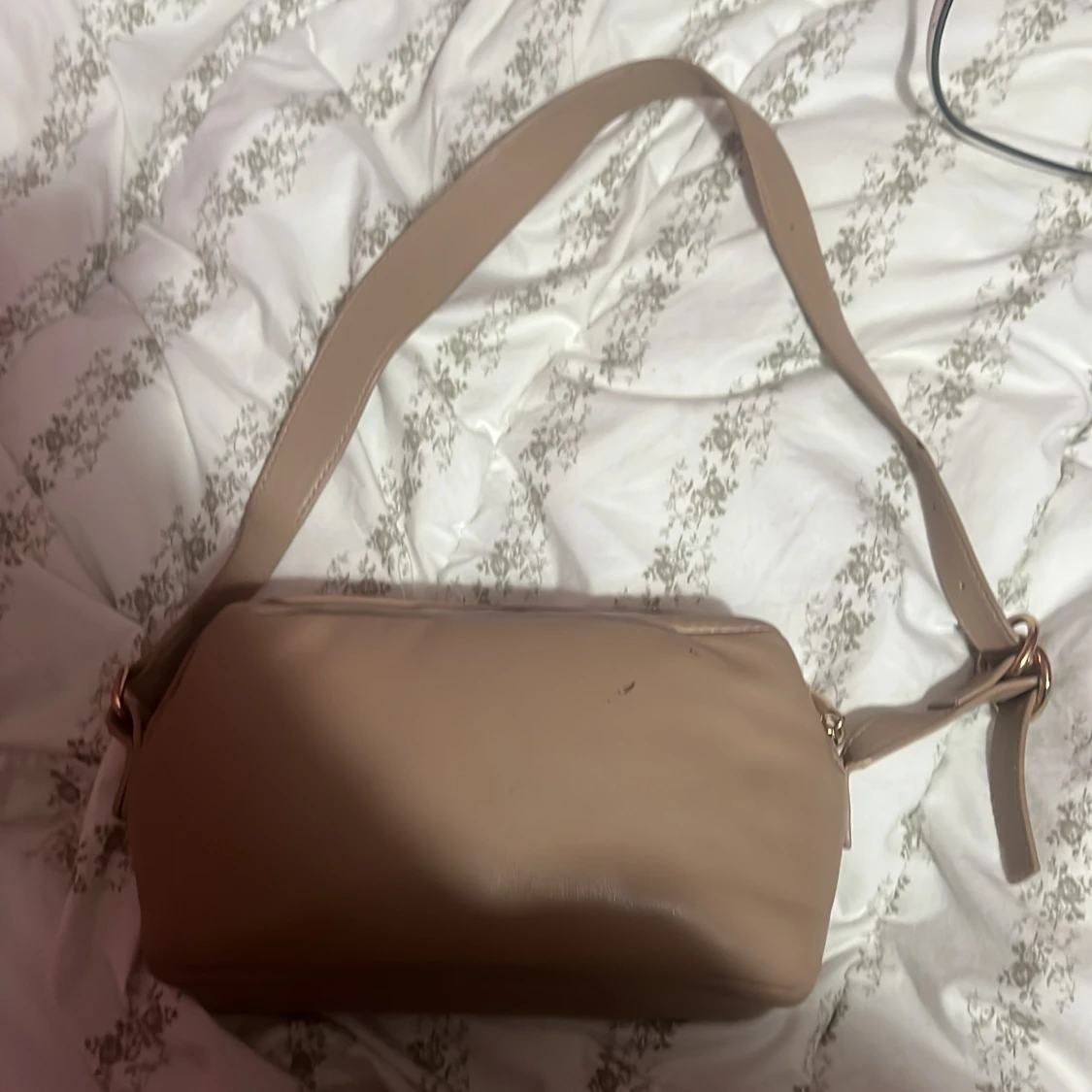 Beige quiltad axelväska i skinnimitation - 1