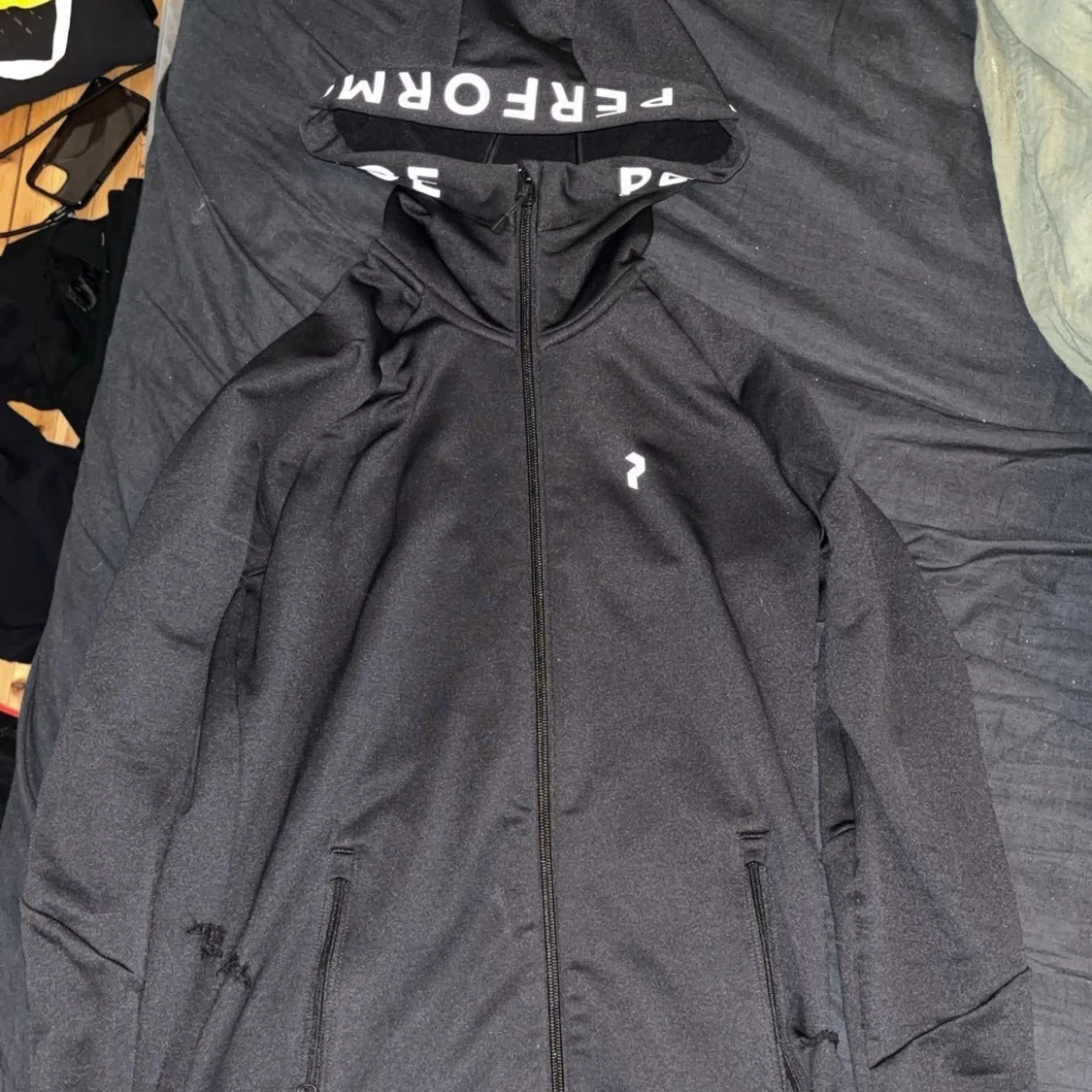 Svart hoodie från Perform