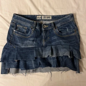 Jättefin jeanskjol! - Jättesöt kjol som jag sytt om från jeans! Den används inte längre. Passar typ s/m lite små defekter här o där då jag sytt själv men inget stort o tänkbart 