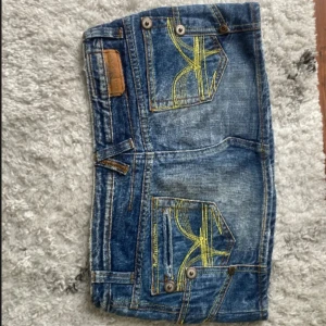 Lowwaist mini jeanskjol - Snygg low waist mini jeanskjol i strl 36, midja:41cm. Kommer fler unika jeansshorts/kjolar så följ!!