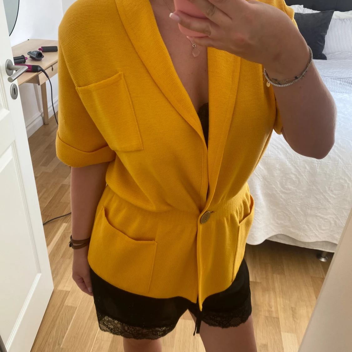 Gul stickad kavaj från Yves Saint Laurent