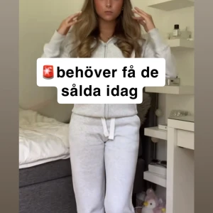 Grå russemerch byxor (läs beskrivning) - Säljer ett par ljusgrå mjukisbyxor från Russemerch i storlek S. Byxorna är knappt använda de enda är att snöret inuti har snurrats men de kan man fixa lätt. Passar dig runt 160-168💕Jag tar swish på 200 för behöver pengarna asap och sen betalar man 25 + frakt här i plick💕 Skriv vid minsta funderingar elr frågor. Behöver få de sålda idag!!