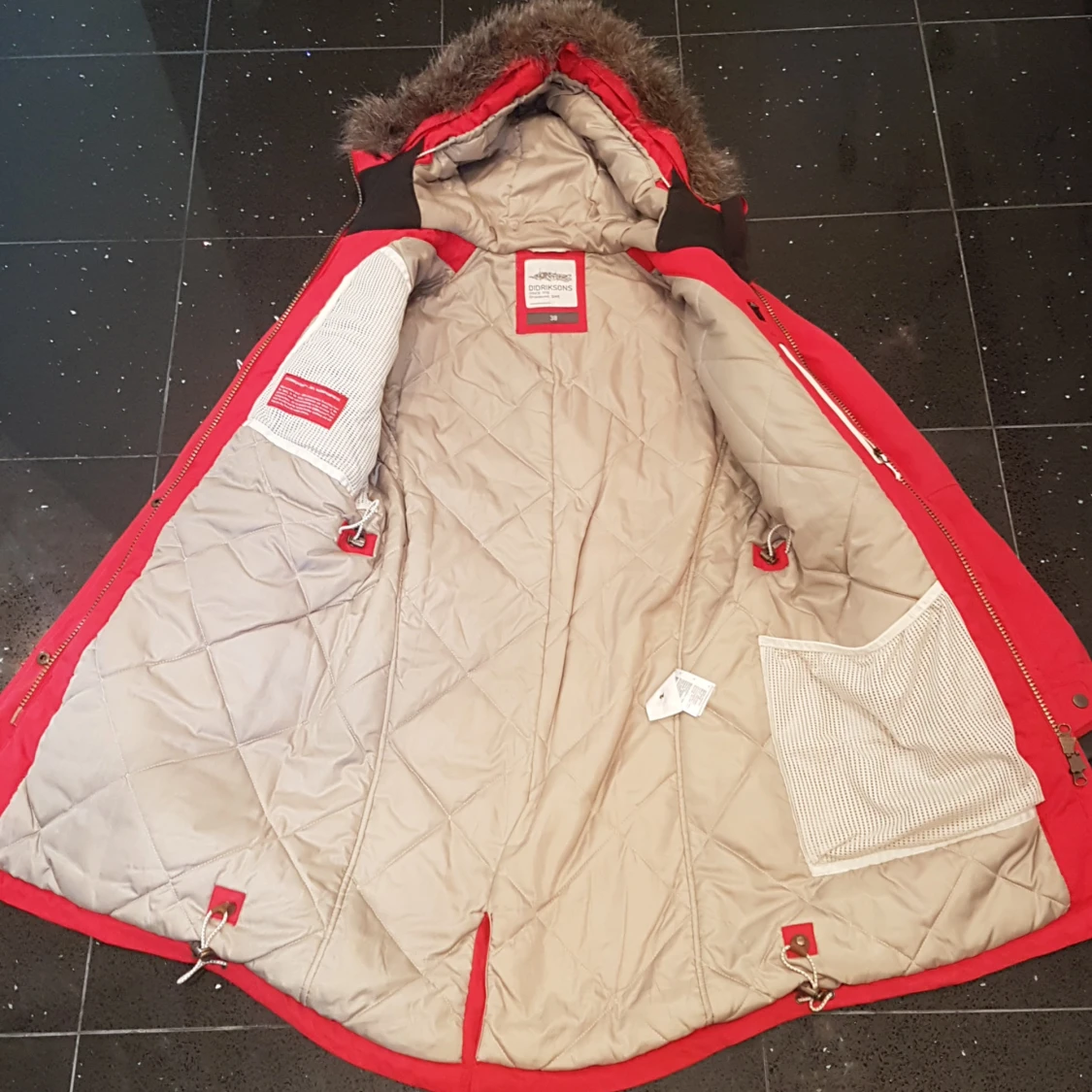 Röd parkas från Didriksons med fuskpäls - 1