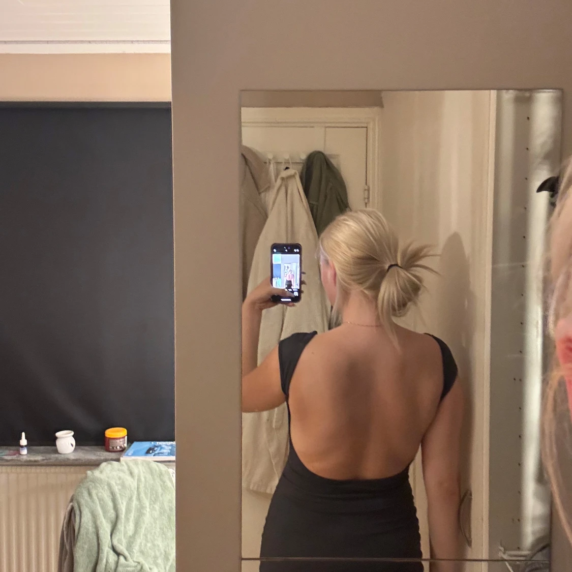 Svart långklänning med öppen rygg