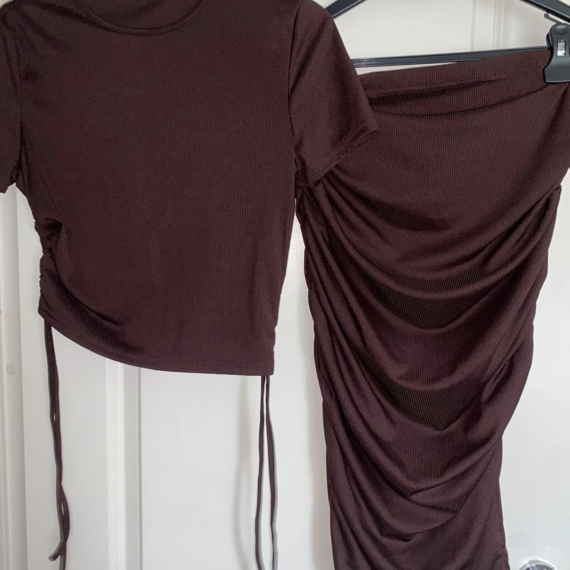 Brun croppad topp och kjol med snörning