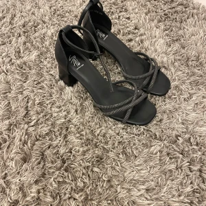 Svarta sandaler med klack  - Jätte fina klackskor från din sko, endast använda en gång! Ord pris 550💕