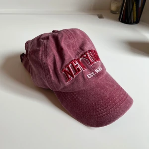 New York keps - Så snygg och cool keps❣️❣️Helt ny, köpte precis men kommer inte till användning!