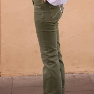 Gröna bootcut jeans från Nelly - Gröna jeans från Nelly storlek 34 tror jag står inte på men är typ 32cm i midjan så vet inte riktigt…                        Jeansen har en blekningsfläck på rumpan med inget som jag tycker man tänker på så🥰🥰