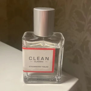 Clean parfym - Clean classic parfym ”strawberry fields”. Luktar verkligen såå gott men har andra liknande parfymer 😊 Har nån fläck i etiketten ( se bild 2 ), men inget man tänker så mycket på :) Använt lite av den (se bilder) 😃30ml! Köptes för lite över 500kr på kicks