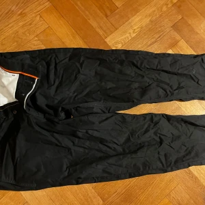 Svarta chinos från boss - Svarta byxor från boss 