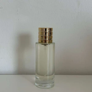  parfym med guldfärgat lock - ✨  Neroli portofino – En lyxig doft till ett överkomligt pris ✨  Upplev samma blommiga och fruktiga  sofistikerade känsla som den ikoniska neroli portofino utan att tömma plånboken Toppnoter bergamott, mandarin, citron, sur apelsin, lavendel, rosmarin, myrtel. Hjärtnoter Afrikanskt orange blomma, neroli, jasmin, pittosporum. Basnoter bärnsten, angelica mysk malva. Parfymen är Edp och håller hela dagen. Parfymen är oöppnad och har inte använts någon gång. Vid frågor skicka ett meddelande 