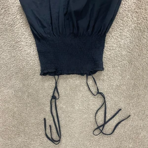 Mörkblå topp - Mörkblå söt topp med snörning 