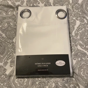 Vita mörkläggande gardiner 140x220 cm - Vita mörkläggningsgardiner storlek 140x220 cm , 80% mörkläggande, design by Anteba Home AB