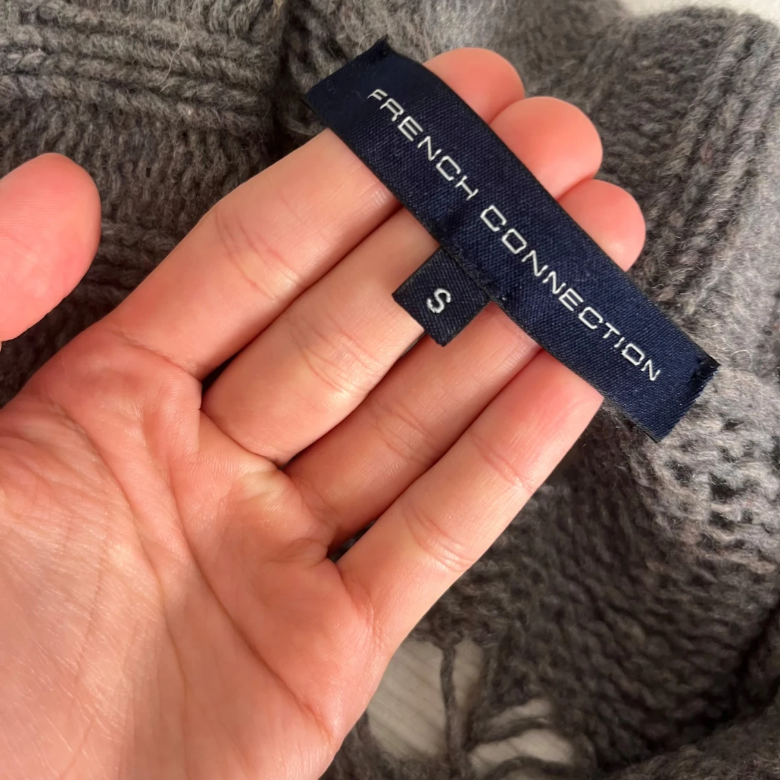 Grå stickad kofta från French Connection - 3