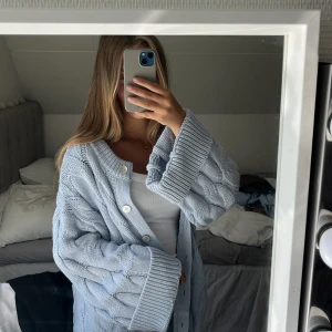 Ljusblå kofta Gina Tricot - Säljer denna virala koftan från Gina Tricot. Den är ljusblå och har en overzised modell. Säljer den för att den var för stor för mig. Använd 1 gång. Klicka gärna på ”köp nu”!