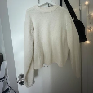 Vit stickad  tröja  - Jag säljer en vit stickad tröja från HM. Den är sparsamt använd, nypris 199kr. Säljes då jag har en likadan