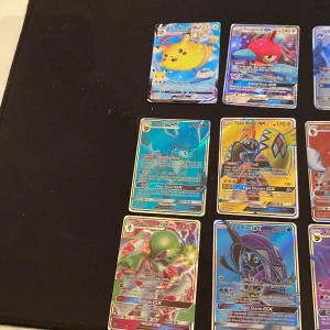 Pokémon GX och VMAX-kort samling - Färgstark samling av Pokémon GX och VMAX-kort med populära karaktärer som Pikachu, Charizard och Sylveon. Perfekt för dig som älskar Pokémon, samlar på kort eller vill boosta din lek med coola och sällsynta kort. En riktig skatt för både nya och erfarna samlare!