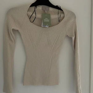 Vit långärmad tröja  - Säljer denna helt nya tröjan från h&m då jag inte får någon användning för den!💓