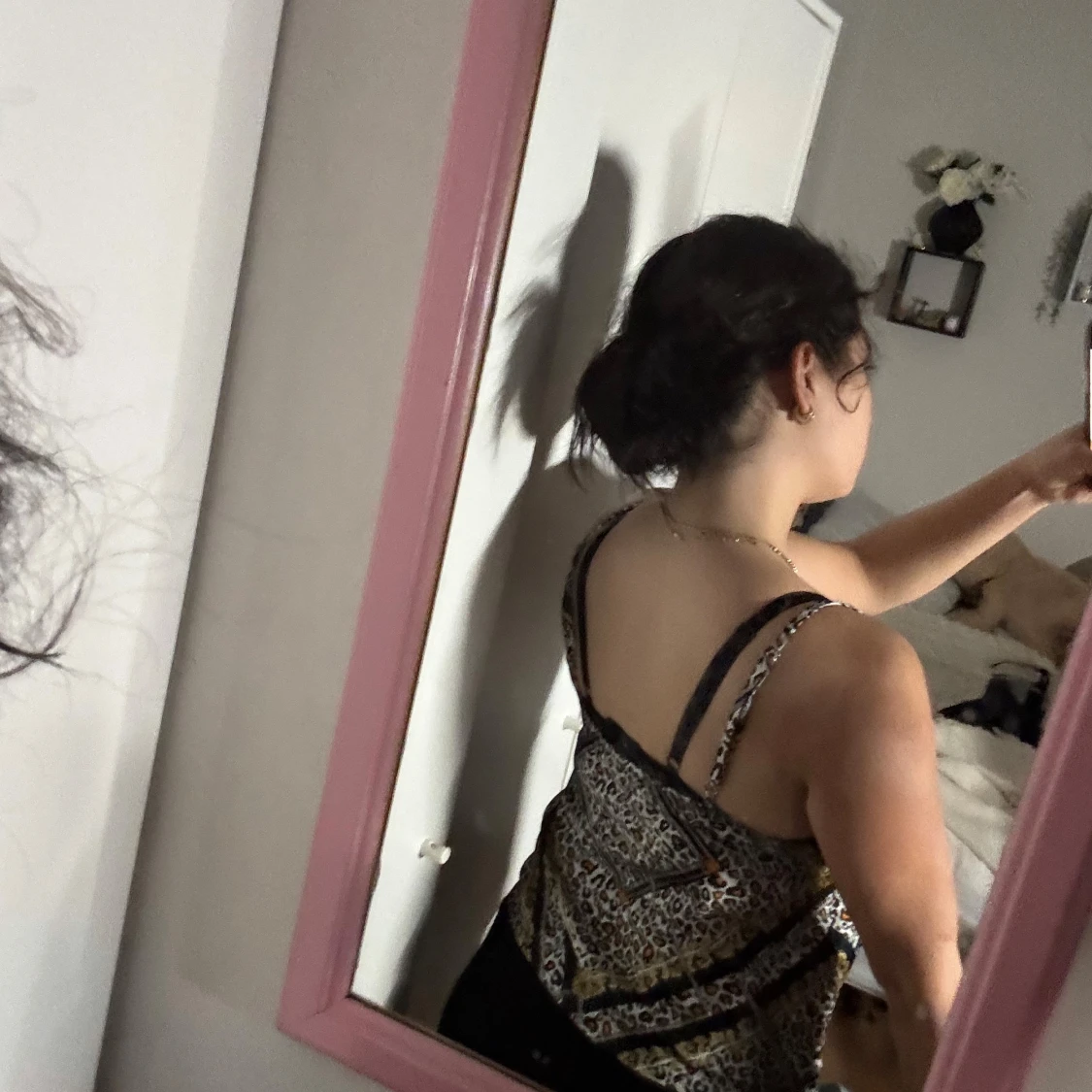 Leopardmönstrad satin topp med kedjedetaljer - 1