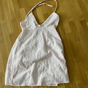 Ljusrosa broderad sommarklänning - Supersöt ljusrosa kortklänning med tunna axelband 