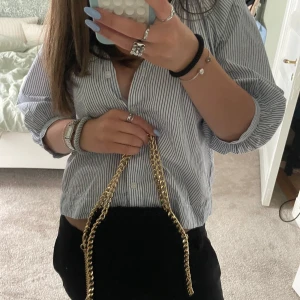 Stella McCartney liknande väska - Handgjord, noggrannt virkad väska. Svart med guldkedja. Passar perfekt till alla tillfällen!! 🤍🤍