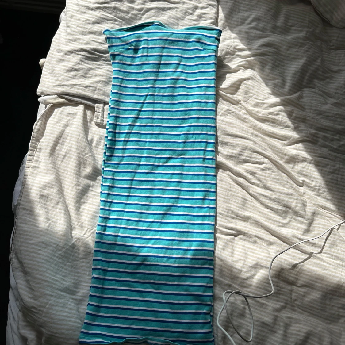 Randig blå och vit långklänning