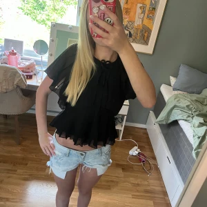 Jättesnygg svart blus - Säljer denna snygg svarta blusen som går att både ha öppen och stängd, den är i superskick tveka inte vid frågor 💞