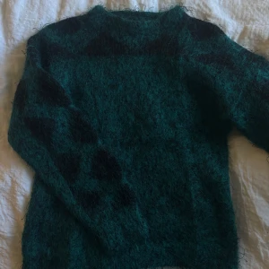Grön stickad tröja - Unik jätte fin stickad turkos tröja med mönster på armarna, skriv privat för fler bilder❤️❤️