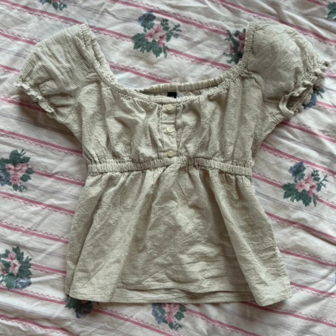  blus med puffärm - 1