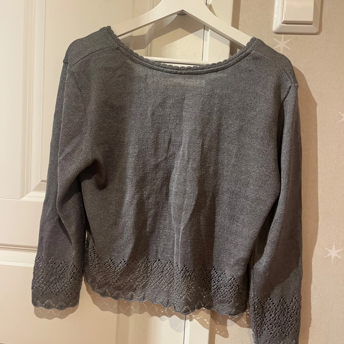 Grå stickad kofta med spetsdetaljer - 2
