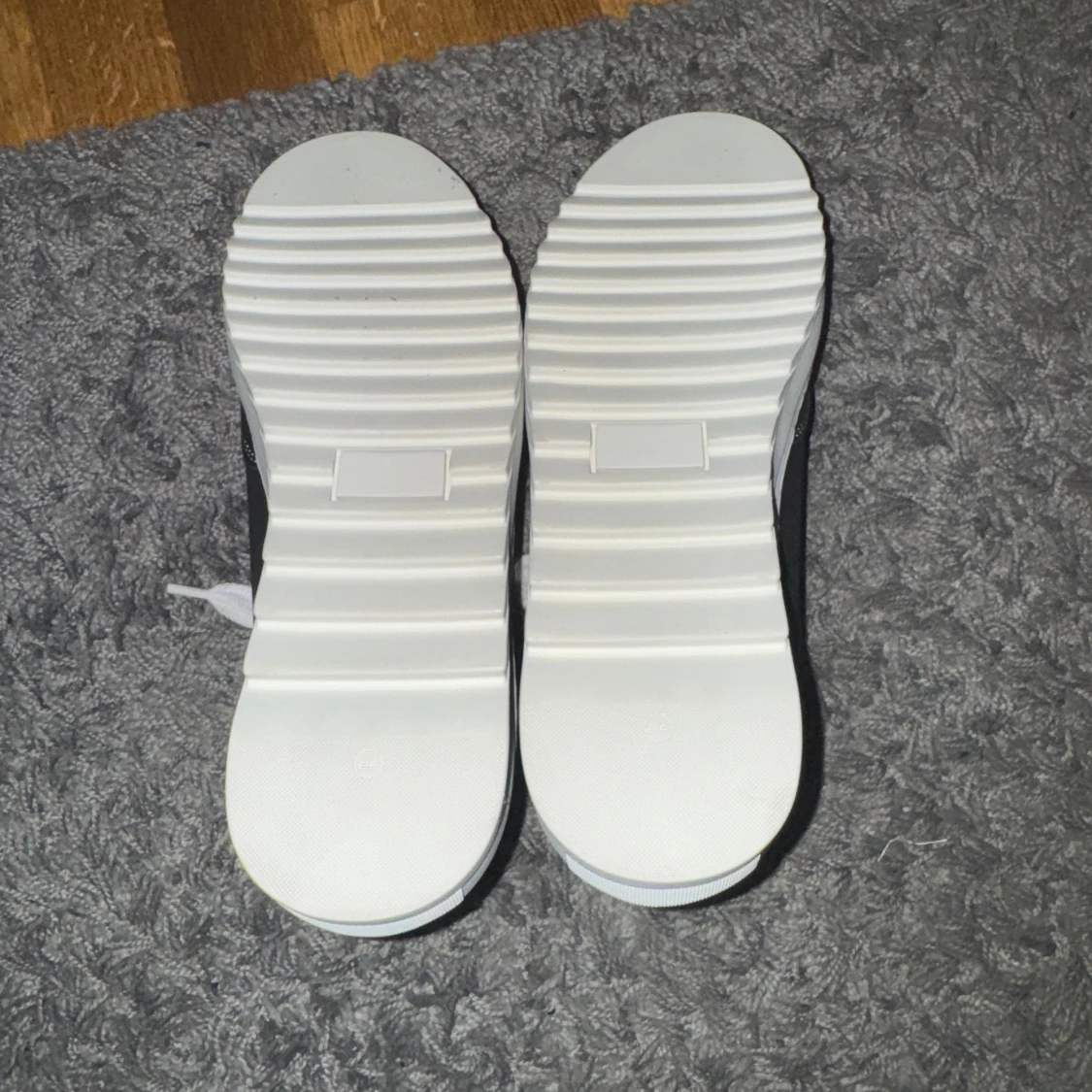 Svarta och vita sneakers från Numeris - 3